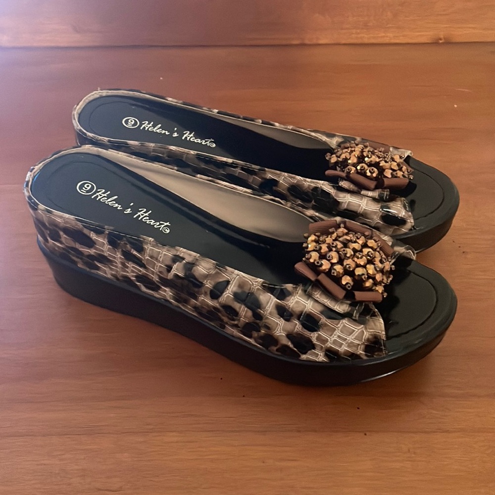 Helen’s Heart Bling Wedges NWOT